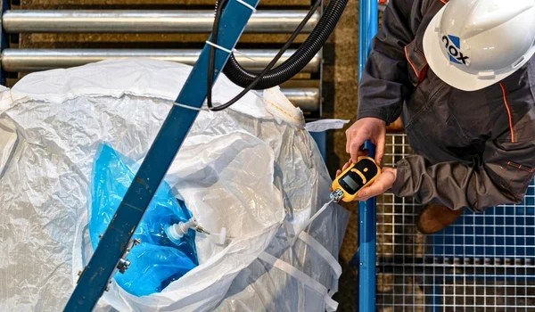 Operator checks CO₂ levels on hermetic Nox Big Bag using external gas analyzer Operator checks CO₂ levels on hermetic Nox Big Bag using external gas analyzer